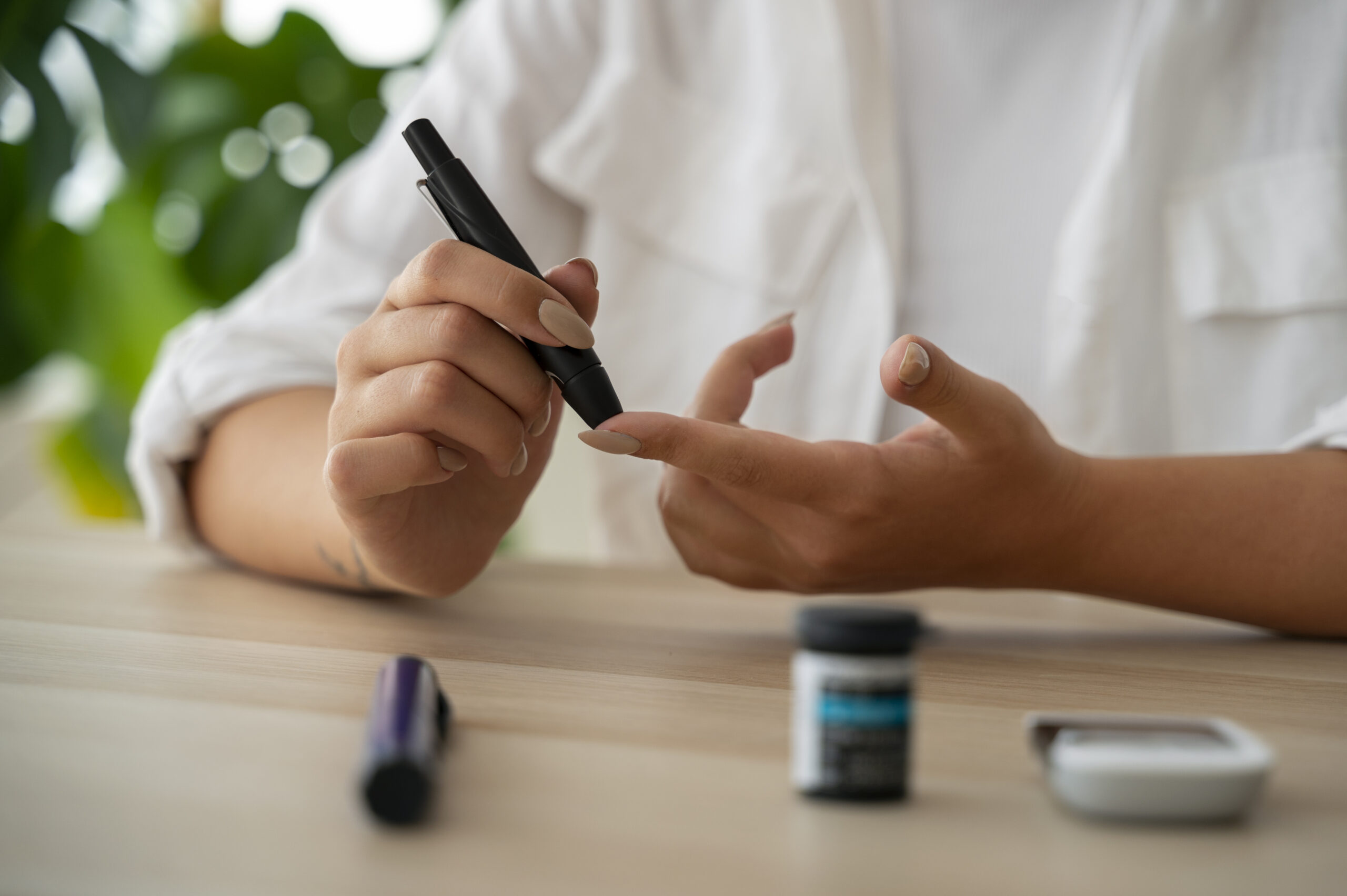 vista-frontal-mujer-diabetica-comprobando-su-nivel-de-glucosa (1)